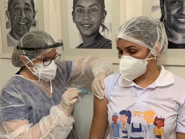 Técnica de Enfermagem recebe primeira vacina contra Covid-19 em Cedro 