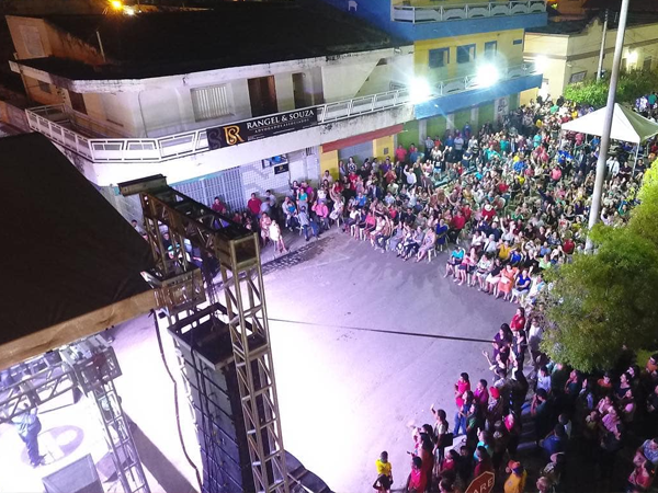 Dia do Evangélico é comemorado com louvor e show do cantor Chagas Sobrinho na praça Nilo Viana Diniz